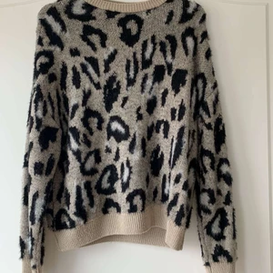 Snygg leopardtröja - En jättesnygg leopardtröja som är sparsamt använd och i fint skick. Köpt på New Look i London i storlek s. Den är i mycket fint och har inga skador. Används inte längre pga att jag fått ny stil och vill därför sälja den💕💕