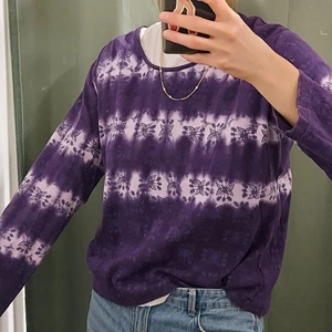 Lila tröja - En lila, blekt tröja med mönster på. Väldigt 2000s trendig. Står storlek 46/ 48 men passar betydligt mindre än så (jag på bilden bär vanligen 36). Mönstret synd bäst på bild 3:)