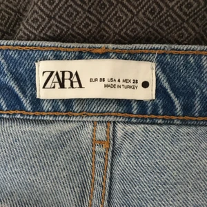 Jeans från Zara - Högmidjade långa raka jeans från Zara. Jag är 182 lång. Strl 36. Knappt använda alls, säljer pga lite för små för mig. 