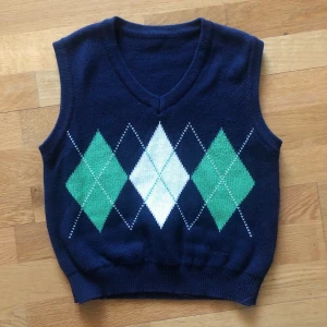 Väst :) - Skitfin mörkblå väst med rutigt mönster på framsidan i grönt i vitt. Står igenom storlek men jag på bilden har S/M, beroende hur man vill att den ska sitta så funkar ju XS väldigt bra också. Frakt tillkommer! Skriv vid intresse för pris o så! ❤️