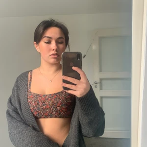 Kort blommig topp - Säljer denna super söta blommiga toppen köpt secondhand. Jag testa aldrig den och insåg då senare att det var aldeles för tajt för mig som har M i Bh toppar. Passar bra någon i S eller mindre.