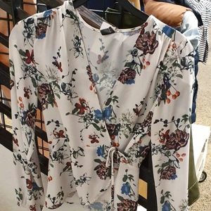 Blommiga topp - En blooming blouse bra till summer eller fest och matcherar till allt. Den är i mycket bra skick och passar s_m.Finns fler bilder 
