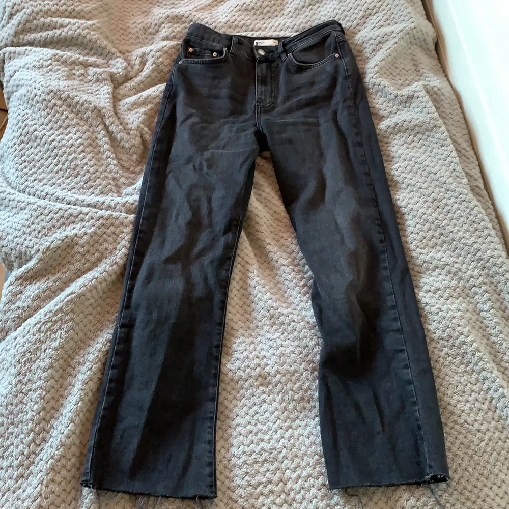 Svarta jeans frå Gina storlek 38! Utsvängda nedåt, Har använts.. Jeans & Byxor.