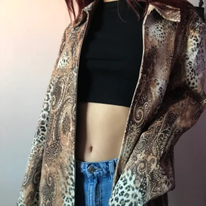 Leopard- all mönstrig jacka - Jätteball jacka som jag köpte i second hand, den är i bra skick. Det är en 42:a alltså ca large men den ser bra ut oversized/plösigt också