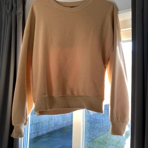 Beige/brun sweatshirt🤎🤍 - Från Gina Tricot, använd men i gott skick! Passar perfekt som ett basic plagg eller för att spicea upp en look. Köparen står för frakt🤍