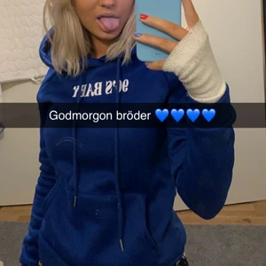Hoodie  - Säljer en av mina finaste hoodies pgd av att den är för liten. Jätte fin blå färg, använd 2-3 gånger. Helt nytt skick! ❤️