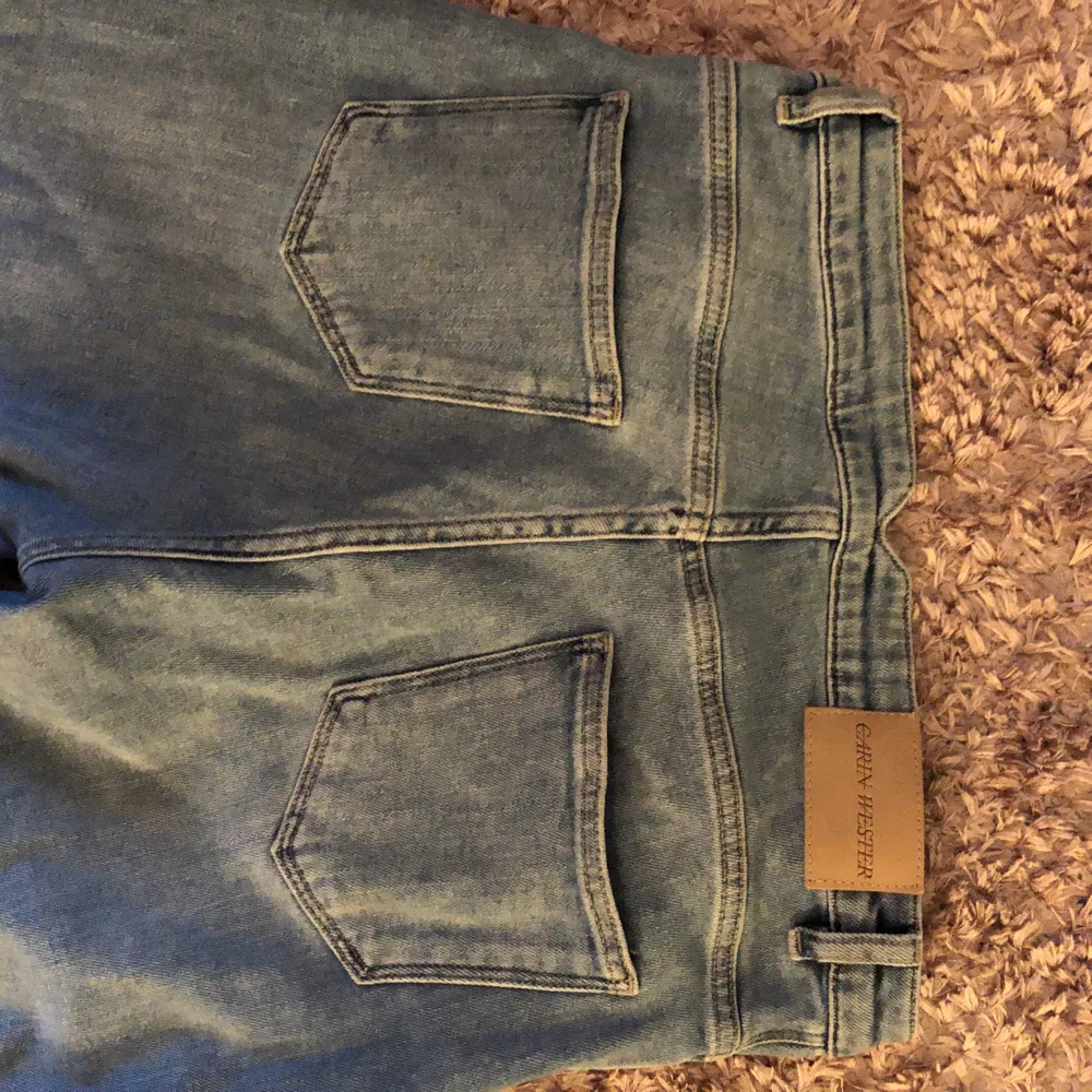Snygga ljusa jeans från Carin Wester. Knappt använda. Croppade och vida ben. . Jeans & Byxor.