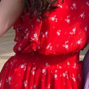 Röd blommig mini klänning - Jätte fin klänning, en av mina favoriter under lång tid
