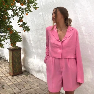 Rosa kostymset - Kostymset i härlig rosa. Shortsen är storlek 34 och kavajen är 36. Kan även säljas separat 💕
