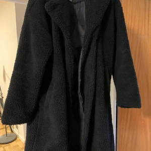 Teddy kappa - Använd endast 1 gång. Knappar som man kan stänga, skön & varm & går ungefär till knäna. Köpte denna för 349 kr