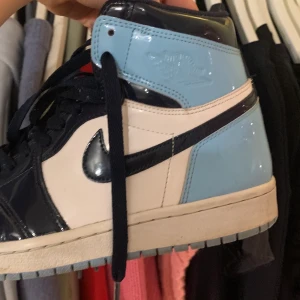 Jordan 1 Retro High UNC patent - Intressekoll på mina Jordans. 💙 använda men i fint skick! Köpta av en tjej på en Facebook sida. Kvitto och låda finns! Storlek 38,5! 
