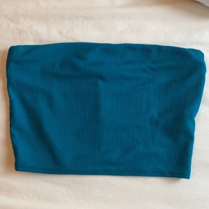 Boohoo  - En blå/gröna bandue topp från Boohoo 