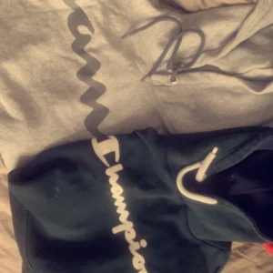 Champion hoddies - Nästan aldrig använda för dom är för små, dom skit snygga, den mörk grön blåa är är lite tjockare än vad den gråa är, för mer bilder mm skriv ❤️