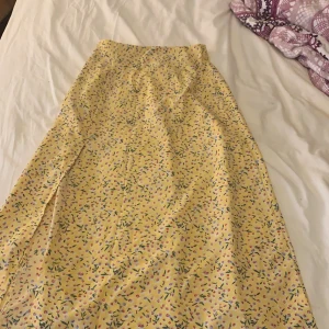 Kjol - Söt lång kjol, säljer den för tyckte den va lite för lång för mig, jag är 1,53 och den går ner till golvet, man kan ju sy upp den om man vill. 90 + frakt aldrig använd. Den har en slits på ena sidan som går upp till mitt knä 