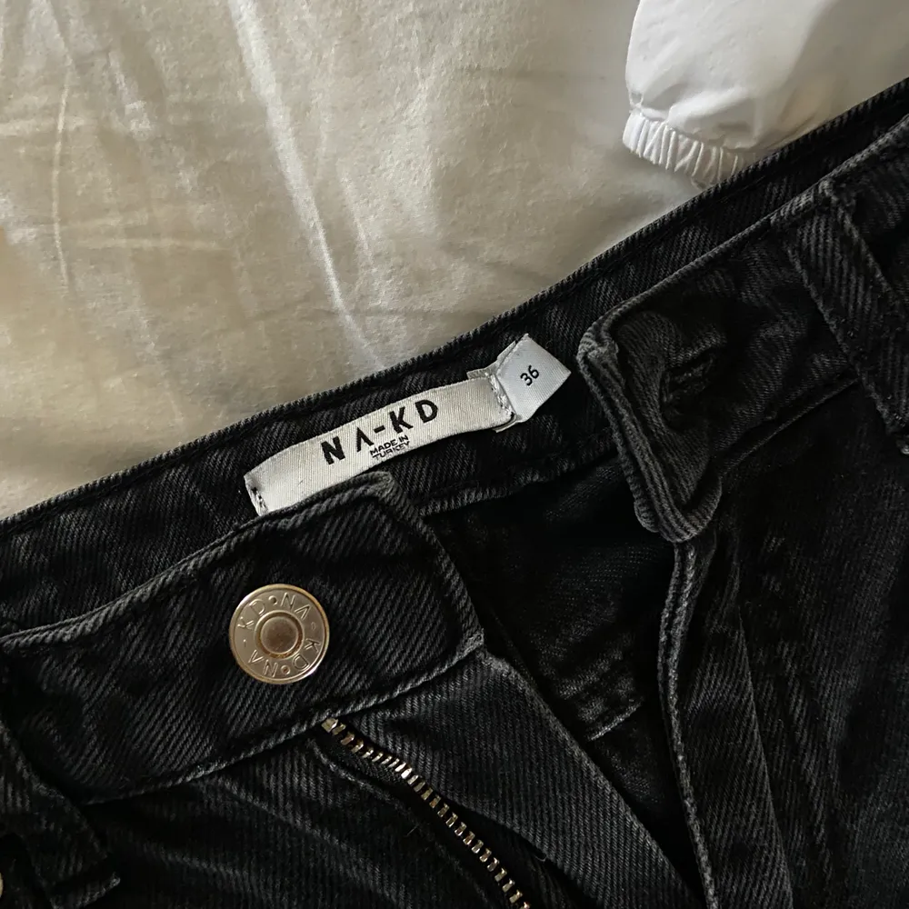 Säljer mina svarta jeans med hål på knäna. Jag är 167cm. ❤️. Jeans & Byxor.