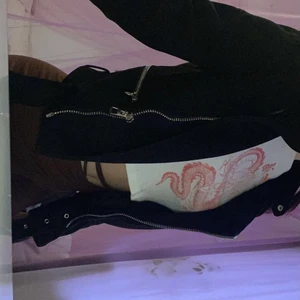 Svarta mockajacka  - Köpt på Zara, har används sparsamt så är i bra skick. Storlek XS men kan tänka mig att de passar en S också. Kan mötas upp i Lund annars står köparen för frakt. För fler frågor skriv DM💕