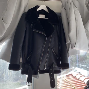 Bickerjacket strl xs  - Köptes för 1199kr på Zara i höstas. Pris kan diskuteras!
