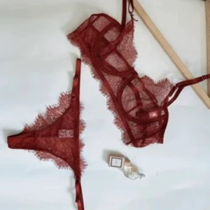 Bh och trosor - Helt oanvända underkläder med justerbara band på trosorna samt bh både runt om kring samt banden. Stl M, men kan bli till en S och en L