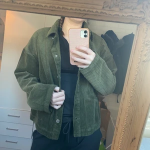 Mossgrön vårjacka - Vårjacka i Manchester i storlek 36 men då den är lite oversize skulle den nog passa storlek 34-38! Helt ny med lapp kvar, endast testad! 