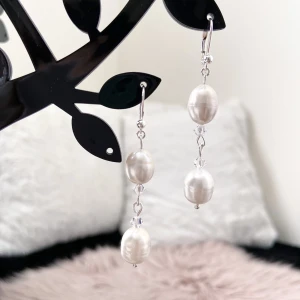Äkta pärlörhängen med Swarovski  - Örhängen med äkta sötvattenspärlor och Swarovski biconer Dm för mer info Står ej för postens slarv