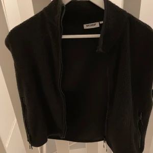 Weekday väst - Superfin mysig teddyväst/fleeceväst i svart. Säljer pga att jag har två likadana❤️