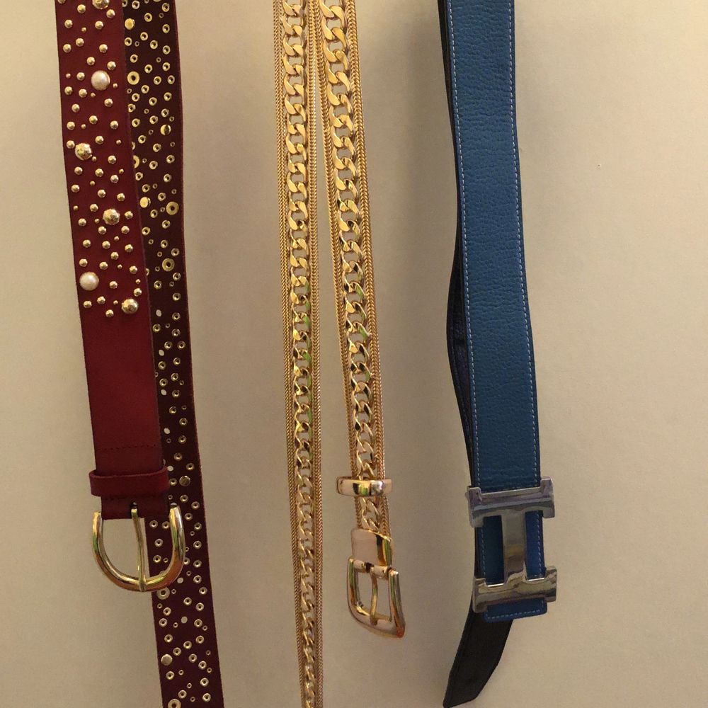 Röda är aldrig använt och från topshop i storlek xs/s. Det guldiga är använt en gång och från zara passar från xs till L skulle jag säga då det inte fins några bestämda hål. Det blå är ett fake Hermes som går att vända på så det blir svart. Finns tyvärr egen gjorda hål. . Accessoarer.