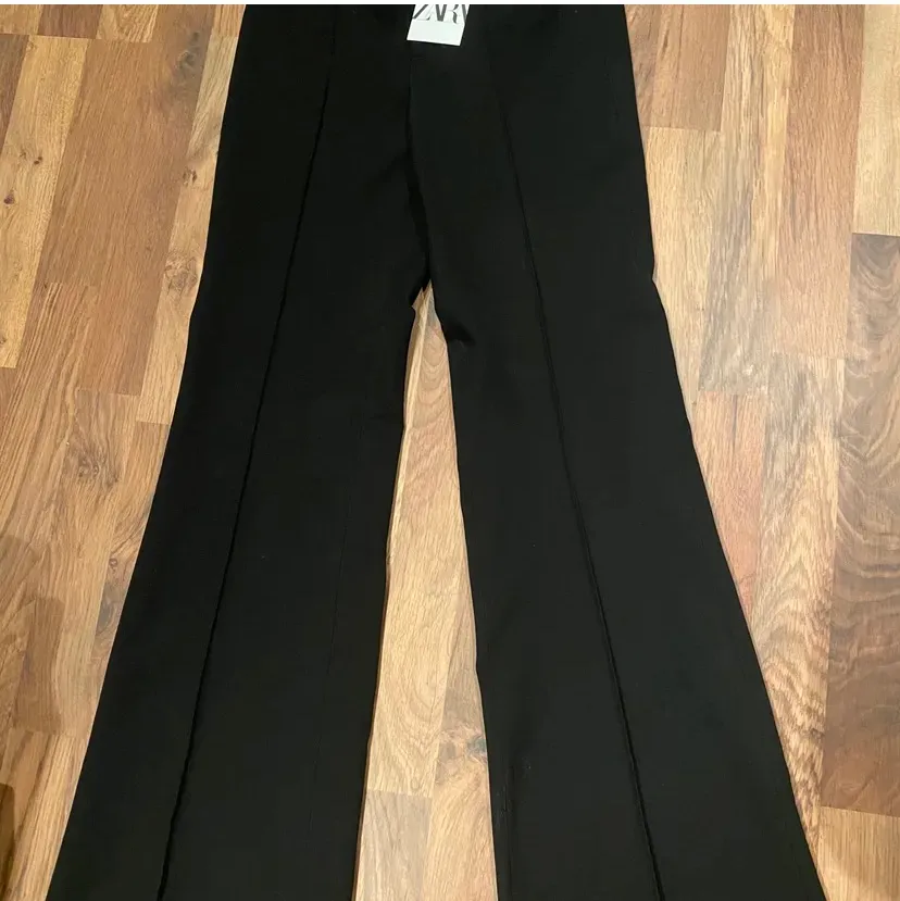 Helt nya svarta kostymbyxor ifrån ZARA😋I storlek XS, skirv om ni har några frågor, pris går att diskutera! Frakt tillkommer!!!💘💘. Jeans & Byxor.
