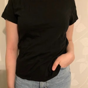 Svart baströja - En basic svart tröja som är najs att ha vardags :) 20kr+frakt