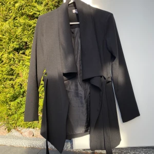 Svart vårkappa  - Jag säljer en perfekt svart vår kappa inför våren ifrån DM retro. Kappan är som ny. Köparen står för frakten. 