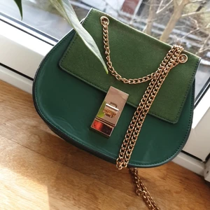 Liten grön väska med guld detaljer - Väskan är i gott skick och sällan använd.