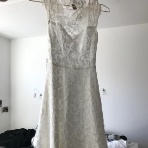 STUDENTKLÄNNING XS - Studentklänning, normal i storleken. Finns svettfläckar i ”armhålan” som tyvärr inte gick bort efter en svettig student😂✌🏽