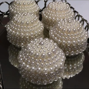 Pärlbollar - Dessa gör jag själv och man kan beställa de nu! Dessa kan vara hemdekorationer, festdekorationer samt bröllopar osv. Kontakta mig här om ni är intresserade🤍   #pärlbollar #dekoration #custom #pärlor #diy