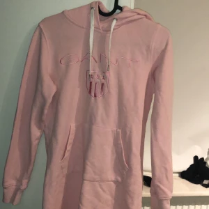 Gant klänning med ficka - Gant klänning med ficka i mitten. Superfin och är i nytt skick! Aldrig använt. Den är tjock i materialet och har luva. Klänningen går till mitten av låren. Det är storlek XS.