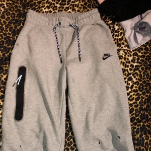 Nike - Nike tech nya modellen dam. Använd en gång och är superfin! Bra kvalitet och perfekt att ha när som. Nytt skick