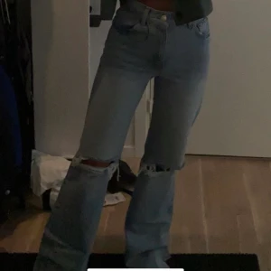 Populära zara jeans - Säljer dessa skitsnygga helt slutsålda jeansen från zara då de inte kommer till någon användning. Köpta för 400kr bud från 250kr. (Andra bilden är lånad) 
