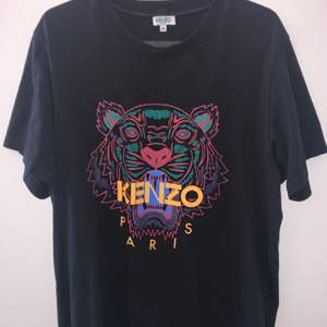 Svart Kenzo t-shirt med logo, Storlek M, använd ett fåtal gånger.