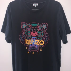 Kenzo t-shirt storlek M - Svart Kenzo t-shirt med logo, Storlek M, använd ett fåtal gånger.