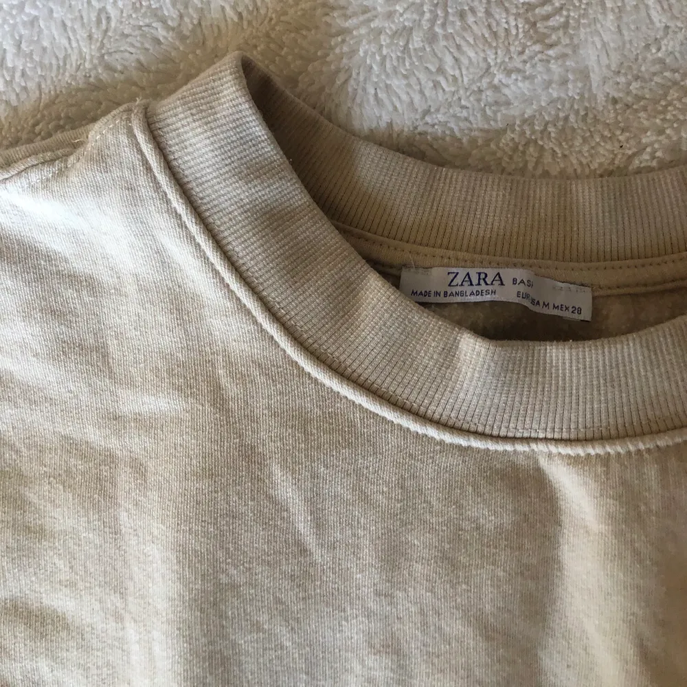 Söt beige sweatshirt från Zara. Storlek M. Använd ett fåtal gånger och är i nyskick. . Tröjor & Koftor.