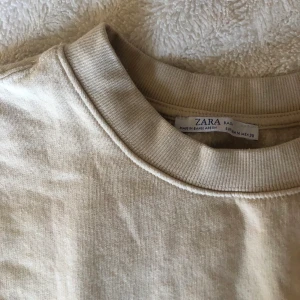 Beige Sweatshirt - Söt beige sweatshirt från Zara. Storlek M. Använd ett fåtal gånger och är i nyskick. 