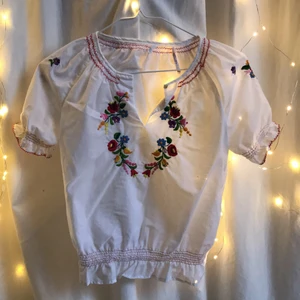 Blus - Jättesöt somrig blus med stretch nertill och vid ärmarna. Säljer pga av att den tyvärr blivit för liten för mig. 200 kr☺️☺️