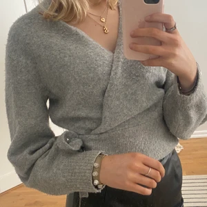 & other stories kofta  - gullig & other stories kofta, något nopprig men väldigt fin ändå🤍