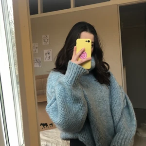 Ljusblå stickad polotröja - Superfin ljusblå stickad polotröja, köpt på Nakd. Säljer pga används inte. Osäker på storlek men sitter oversize på mig som har storlek 36.  