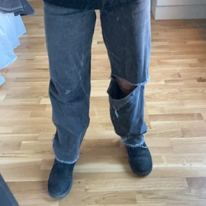 Jeans - Super fina jeans från zara köpta för 400kr! Säljer för 200kr. Skriv privat om ni är intresserade!❤️❤️❤️