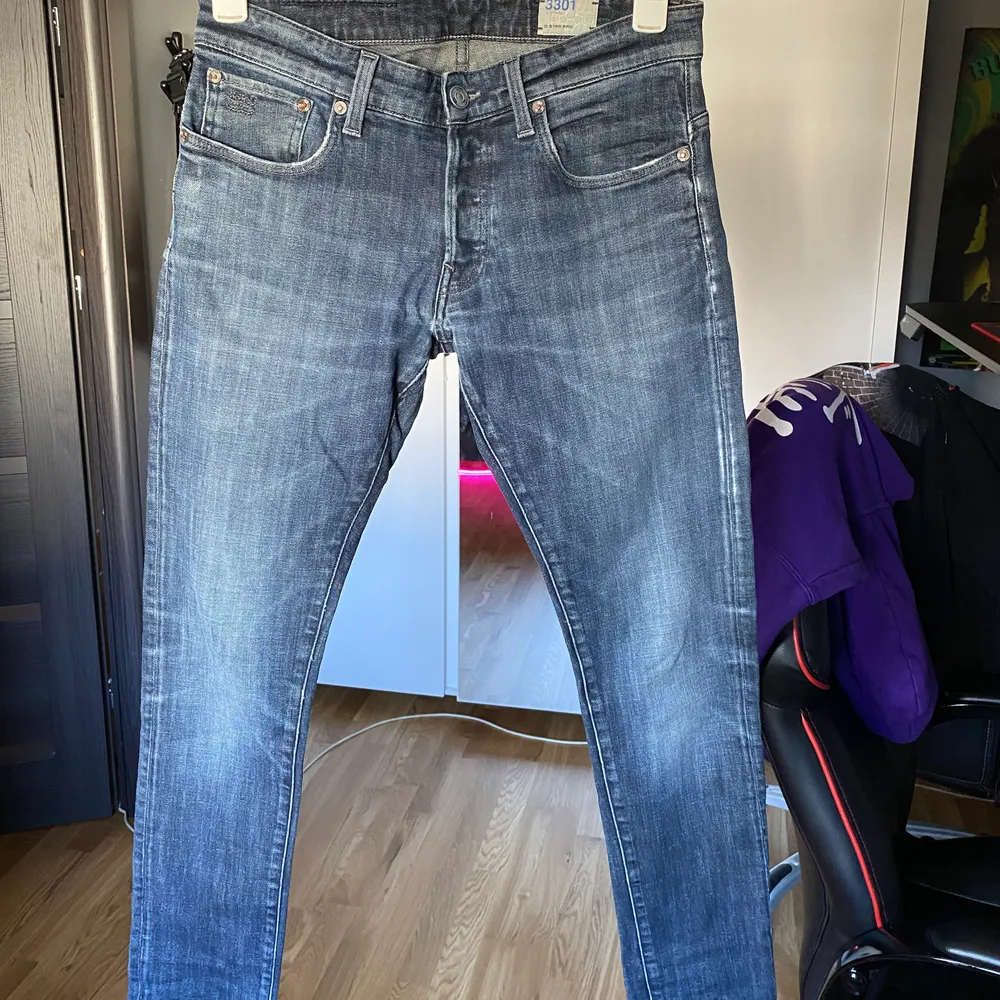 Ett par jeans från gstar raw, byxorna är i storlek 33/32 och i mycket använt skick. . Jeans & Byxor.