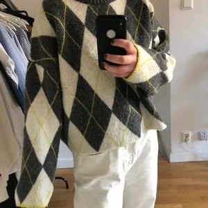 Stickad tröja från HM🌟 - Säljer min stickade tröja från HM i ett coolt rutigt mönster💓 Den är superskön och lite oversized i modellen! Från HM X PRINGLE OF SCOTLAND🙌🏻 startpris: 50 sek eller bud i kommentarerna🎉 köparen står för frakten🥰