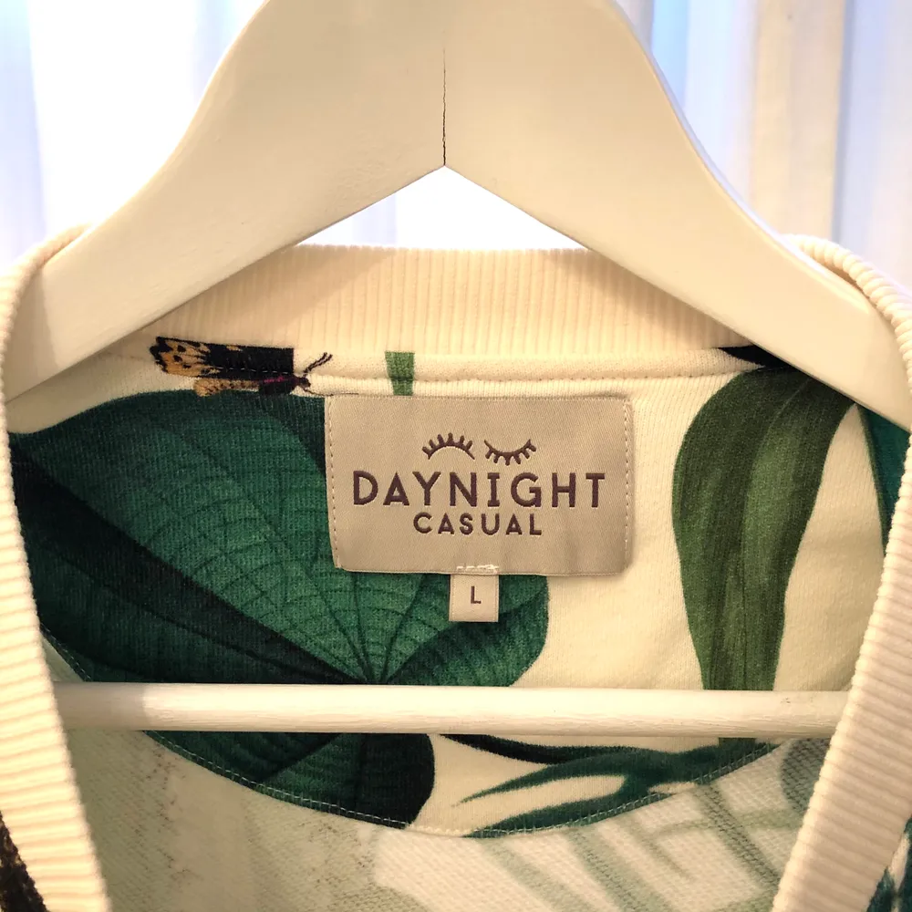En sweatshirt från Daynight Casual i storlek L. Superfint mönster med växter, fåglar och skalbaggar. Knappt använd.. Tröjor & Koftor.