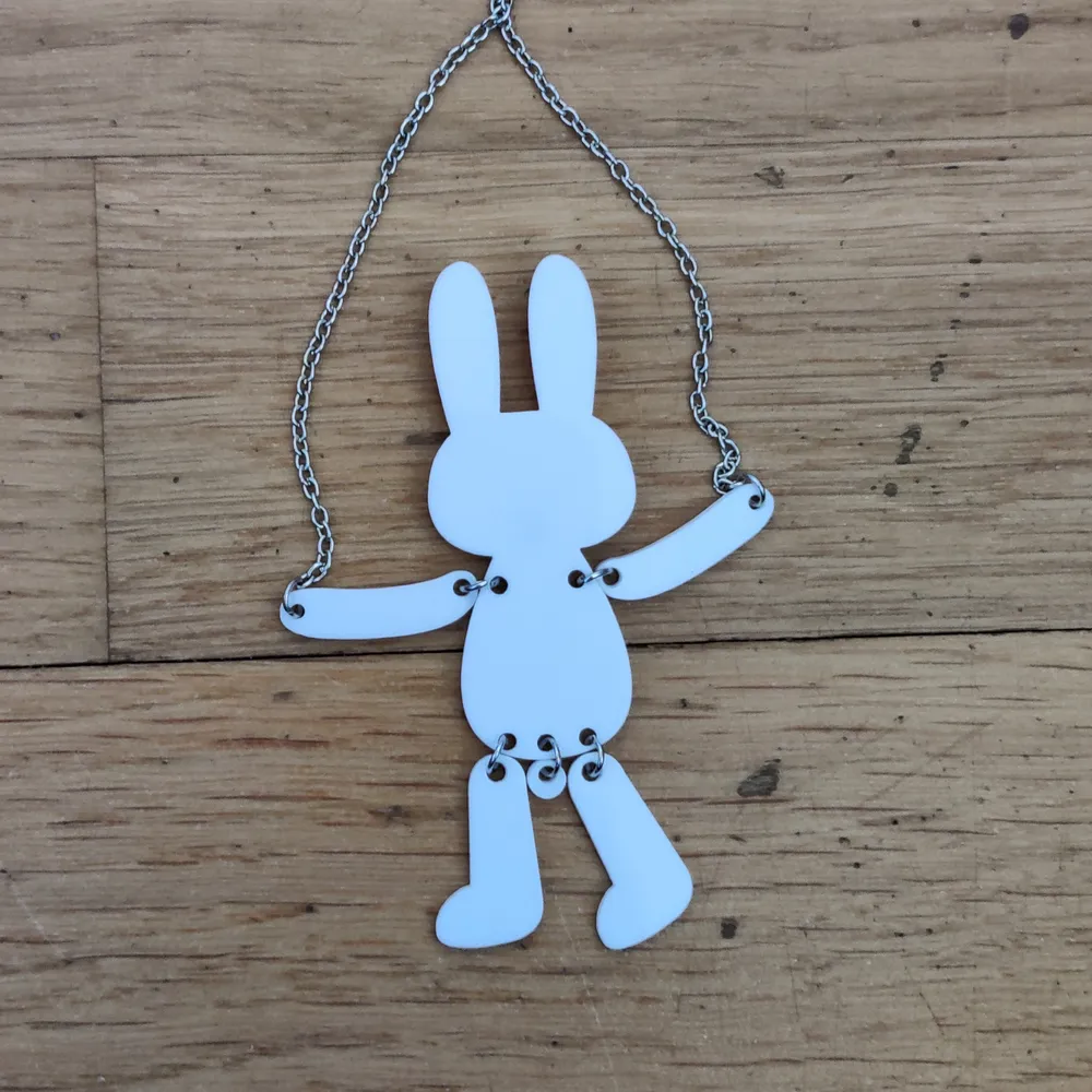 Väldigt långt halsband (kedjan är ungefär 38 cm) med en kanin i slutet. Väldigt fin, bra skick och knappt använd. Kommer från Glitter. Säljs då den inte är min stil. (Köparen står för frakten). Accessoarer.