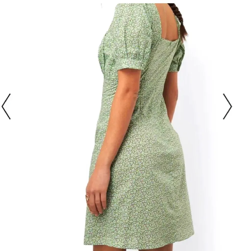 Säljer denna superfina gröna klänning köpt på NA-KD. Den blev slutsåld på direkten, kostade 499:- i nypris. Buda i kommentarerna vid intresse!💓💓. Klänningar.