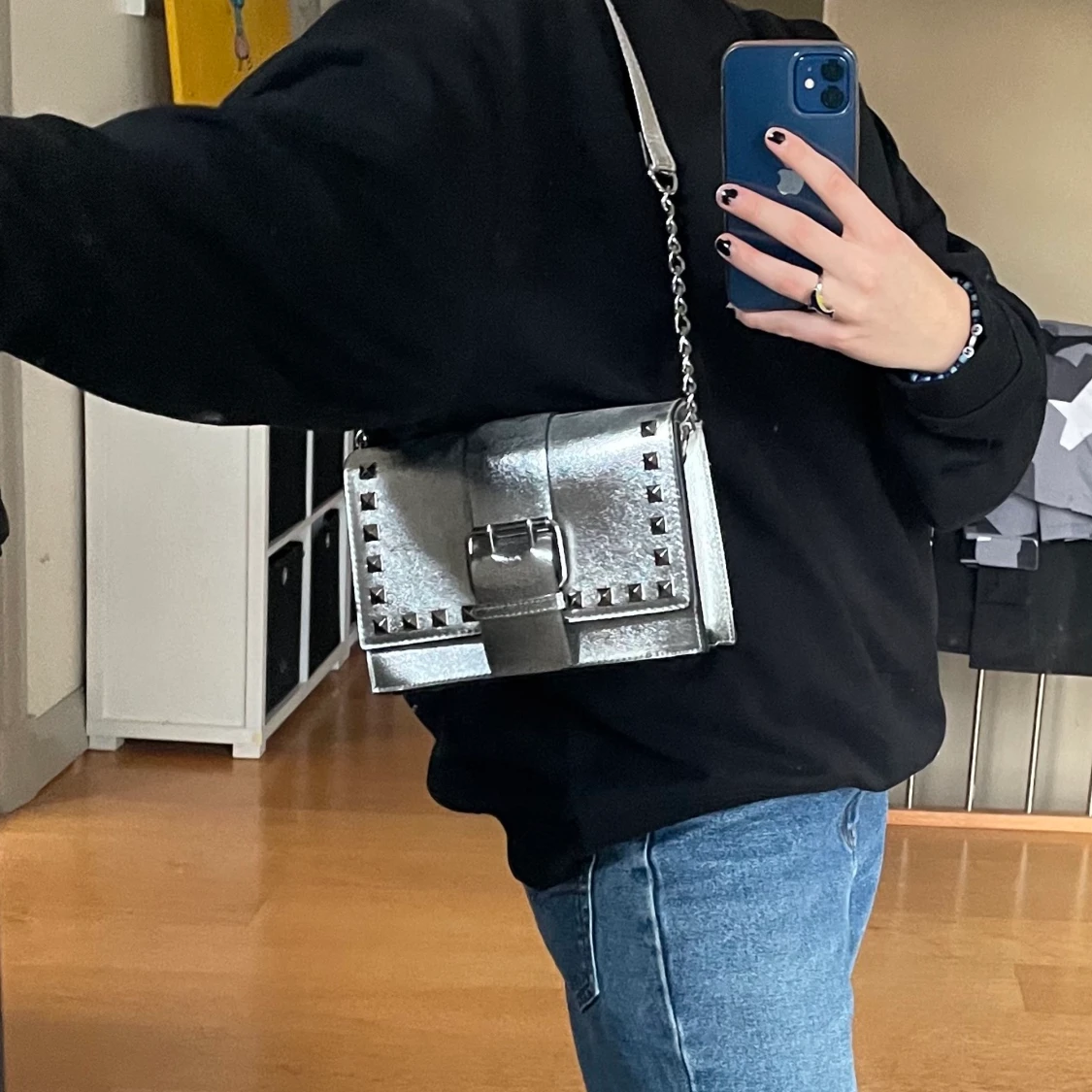 Silvrig väska m. nitar