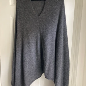 Cashmire poncho  - Hej! Säljer 2 cahsmire ponchos en grå och en beige. Använt otroligt sällan o tänkte att det va böst o sälja. Inte säker på märket på den gråa men den beiga kommer från ”Carin C”! De båda är i fint skick 